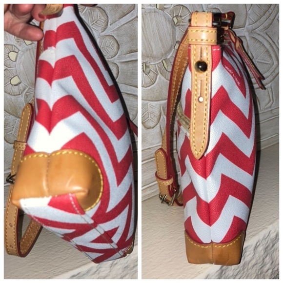 👠Dooney & Bourke Red/White Chevron Letter Carrier Crossbody Handbag Purse - Picture 6 of 12